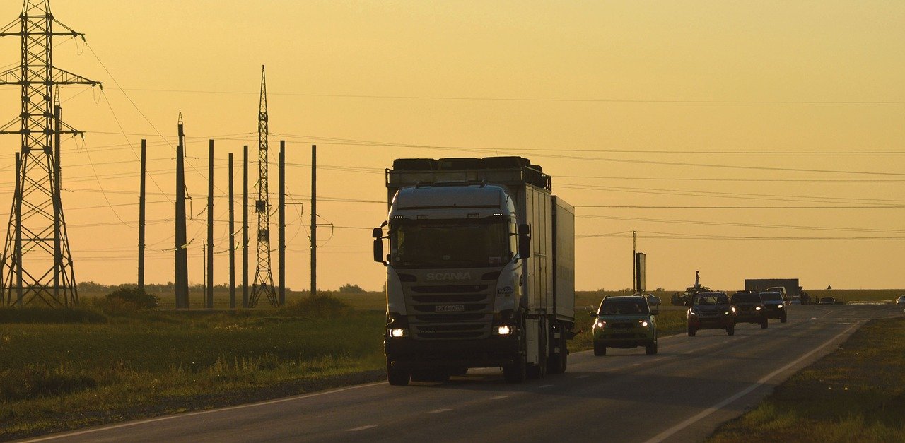 В Казахстане начали задерживать российские грузовики с товарами