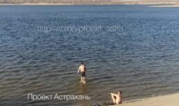 В Астрахани двое мужчин открыли купальный сезон