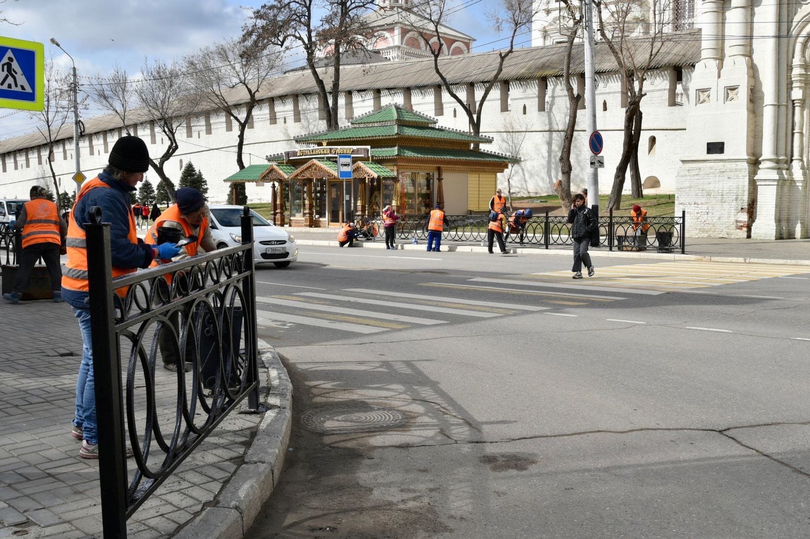 Началась большая. Астрахань улицы города. Город улица рабочая. Астрахань Озеленение улиц. Буча уборка города.