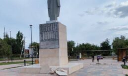 В Астрахани с обновленного памятника Ленину в сквере Коновалова упала плитка