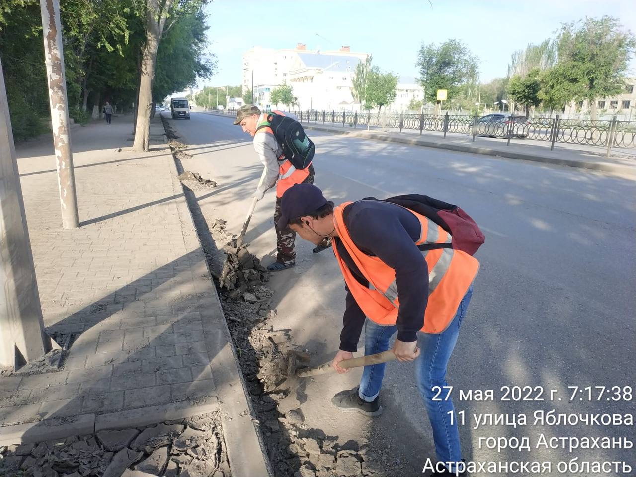 В Астрахани коммунальщики вышли на уборку города