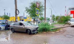 В Астрахани молодой водитель протаранил бетонный столб, убегая от полиции