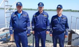 В Астрахани спасатели вытащили из воды нетрезвого мужчину