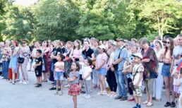 Сотни астраханцев отметили День России в парке «Аркадия»