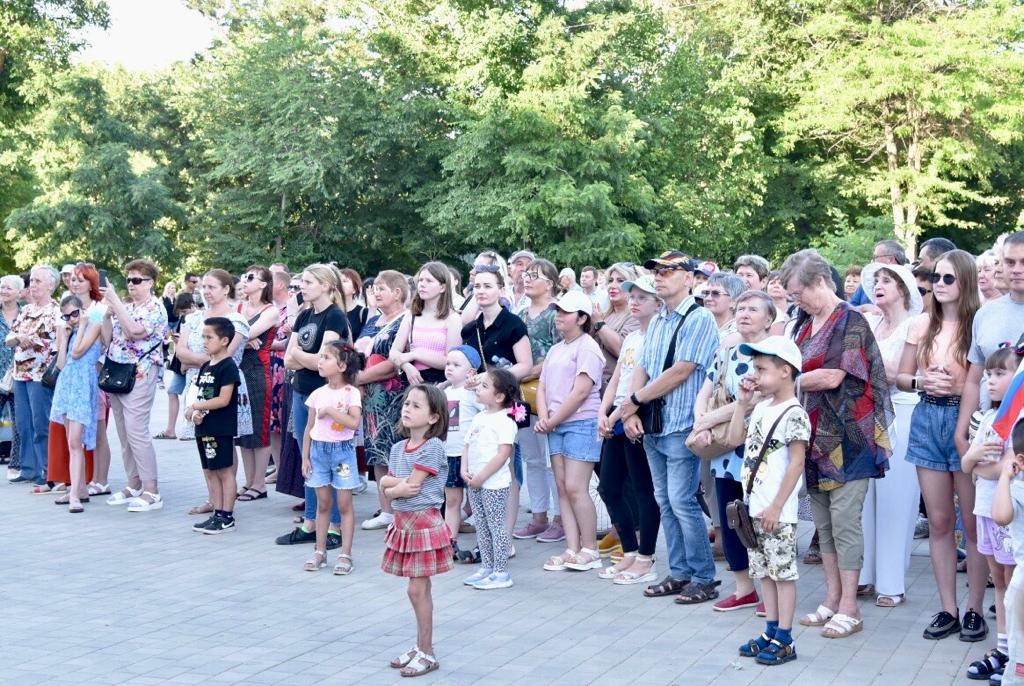 Астрахань день детей. Парк Аркадия в Астрахани 12 июня. Люди в парке. День России Астрахань. Люди на мероприятии фото.
