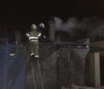 Ночью в Астрахани 14 человек тушили горящий дом Ночью в Астрахани 14 человек тушили горящий дом