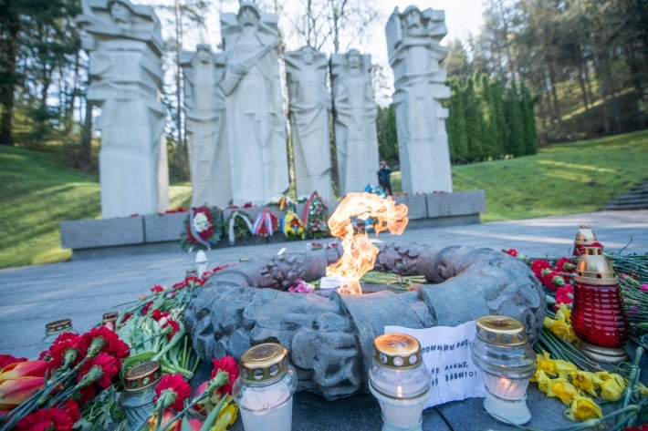 снесут мемориал в Литве
