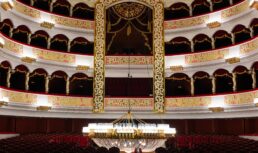 В Астраханском театре оперы и балета сняли главную люстру