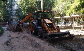 В Астрахани начали ремонтировать дворы