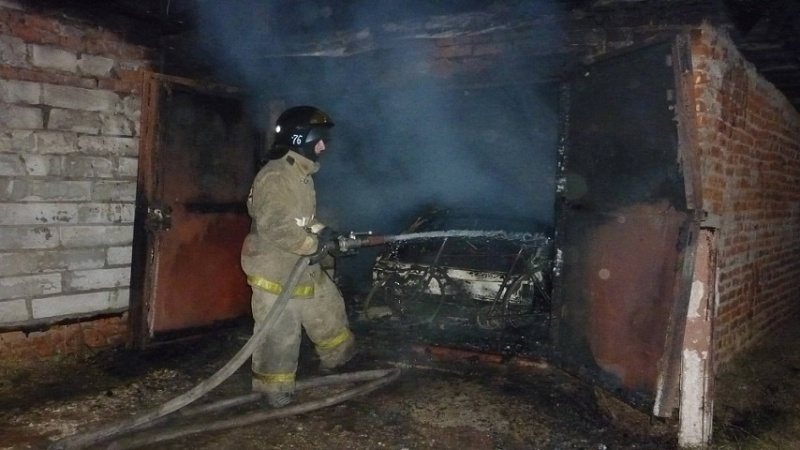 Ночью в Астрахани сгорел жилой дом и автомобиль