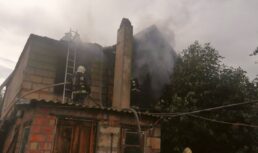 Под Астраханью горит двухэтажный жилой дом