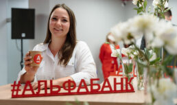 Распознавание лиц и фитостена. В Астрахани открылся первый phygital-офис известного банка
