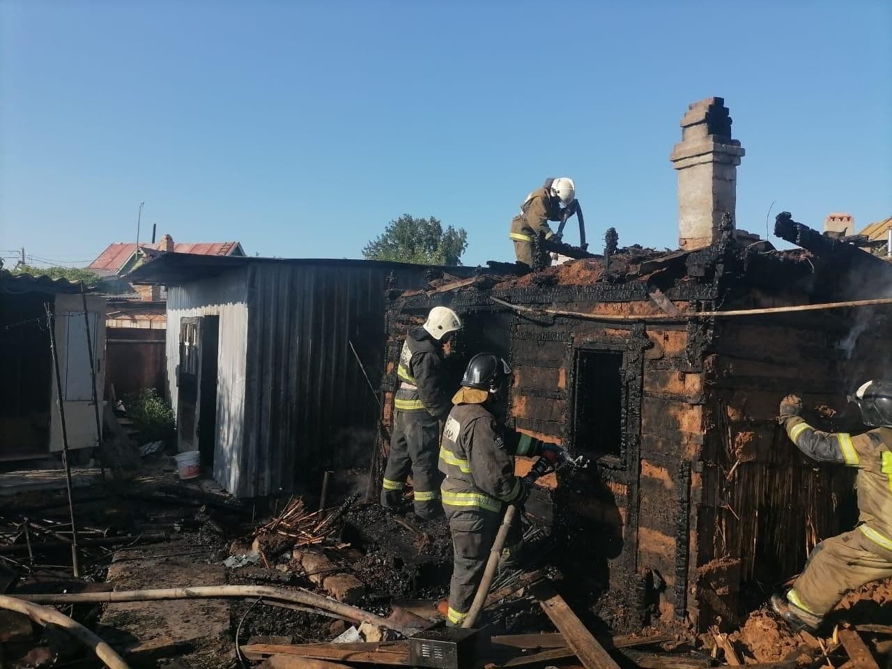 Пожар в городе астрахани. Пожар в Астрахани сегодня в Трусовском районе. Пожар в Трусовском районе.