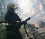 В Астраханской области пожарные 1,5 часа тушили горящий дом