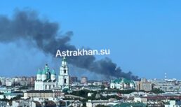 В Астрахани на площади 1000 кв.м. горит камыш