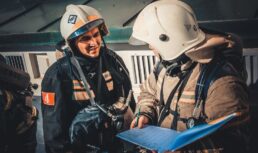 Сотрудники МЧС на пожаре спасли маленькую астраханку