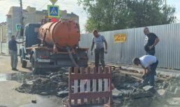 На улице Бакинской ремонтируют прорыв канализации