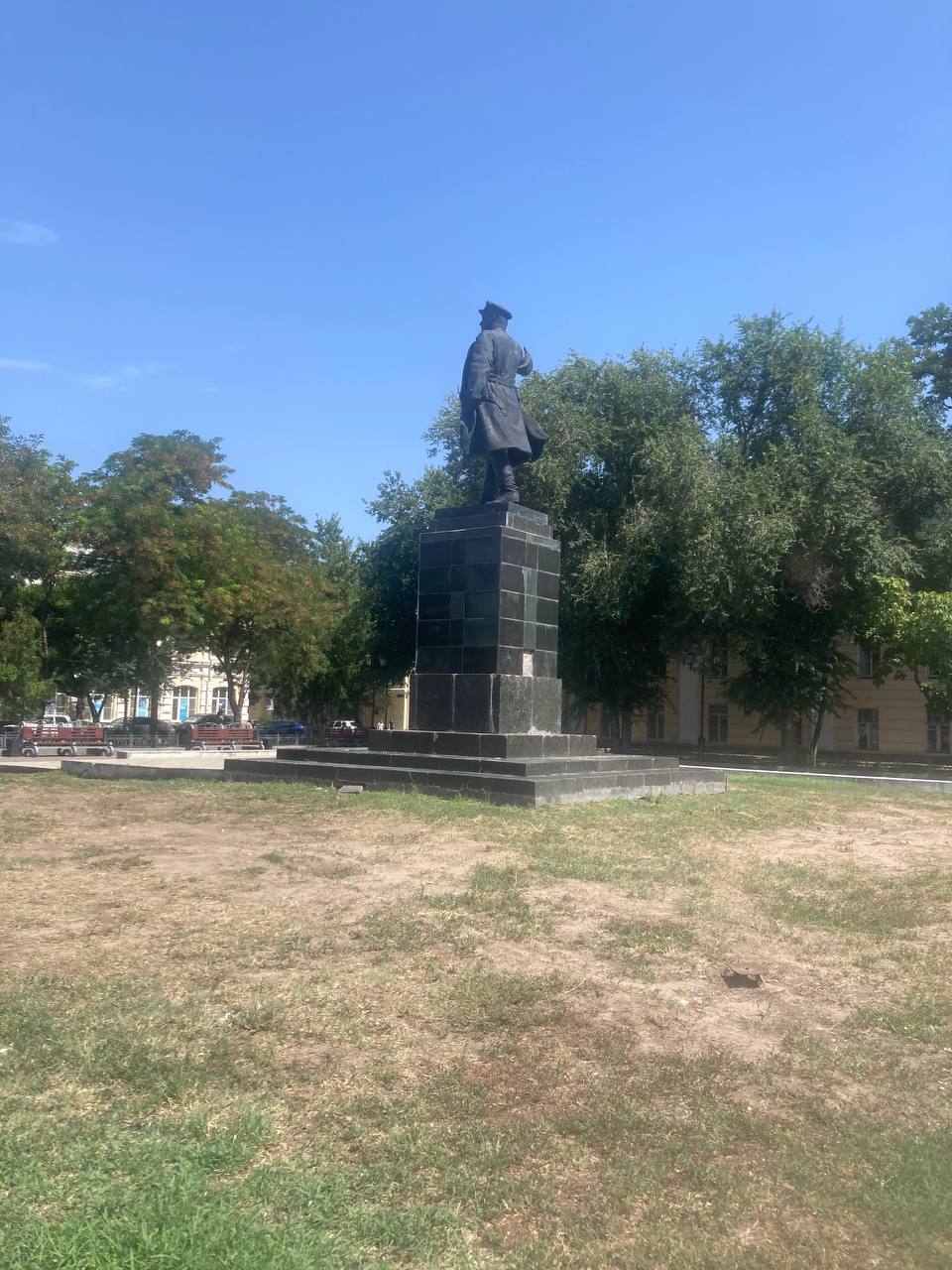 Астрахань кировский. Напротив памятника Кирову в Астрахани. Памятник Кирову в Астрахани история. Памятник предпринимателю. Памятник на больших Исадах в Астрахани.