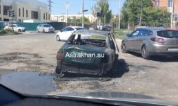 В Астрахани у торгового центра сгорело два автомобиля