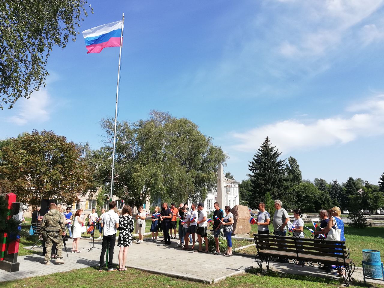 22 24 августа. Поднятие флага в школе. Кременная Луганской области с русскими флагами. День прапора Запорізька область. День флага России 2015.