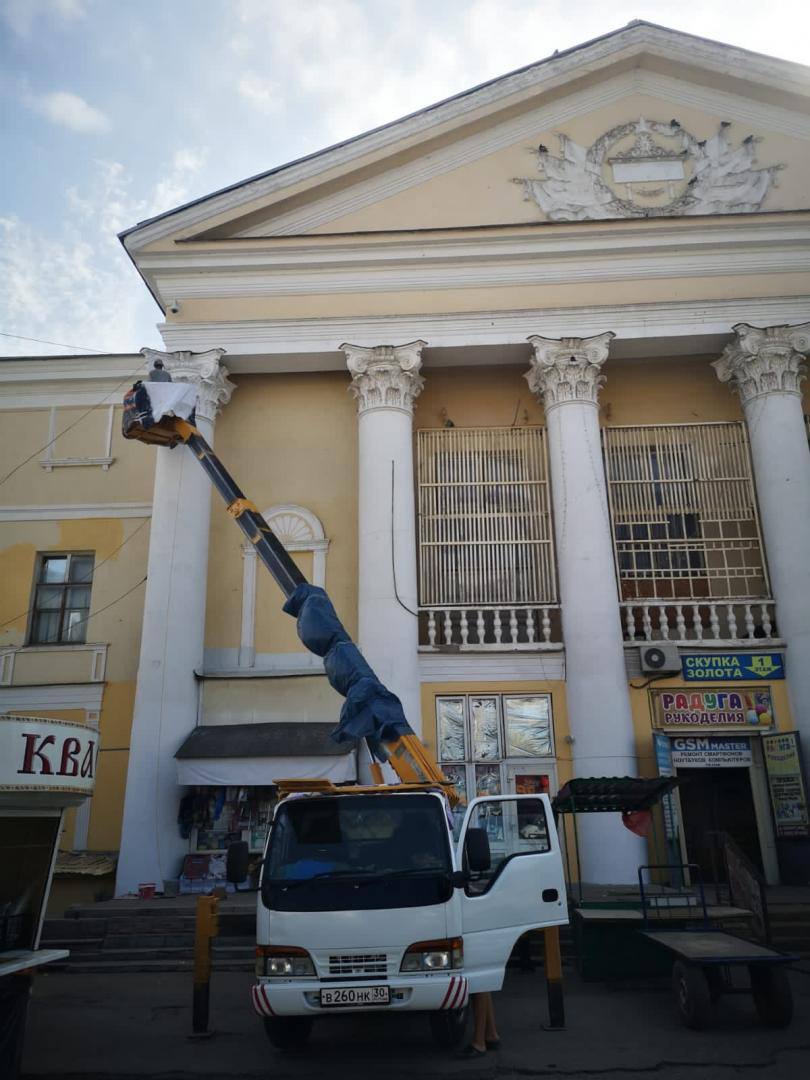 В Астрахани красят исторические здания и многоэтажные дома