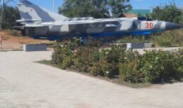 В астраханском сквере Ветеранов обновили самолет