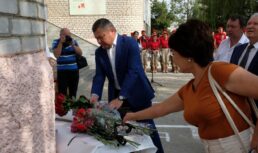 В Астраханской области открыли мемориальную доску в честь погибшего участника спецоперации