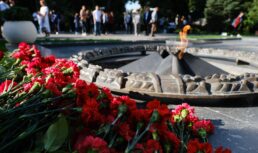 Астраханцы возложили венки в Братском саду к годовщине третьего формирования 28‑й армии