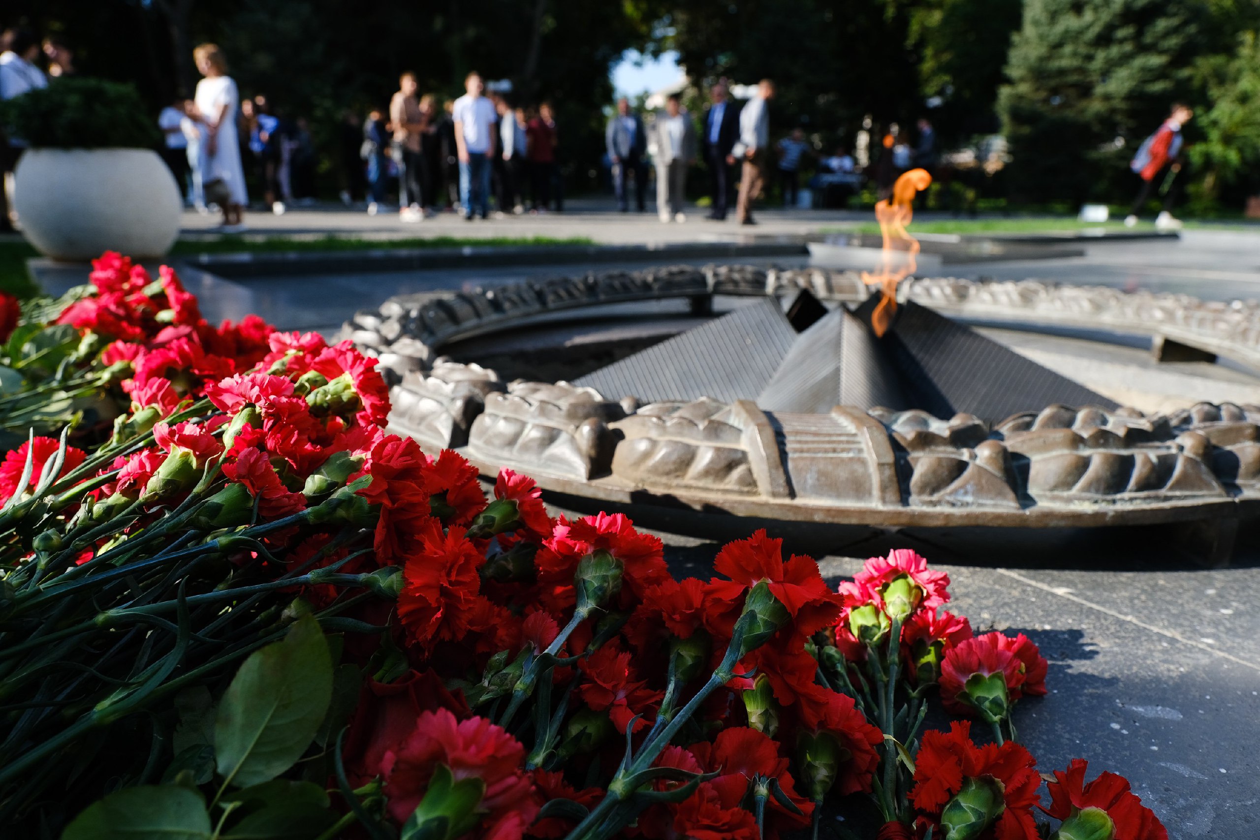 Астраханцы возложили венки в Братском саду к годовщине третьего формирования 28-й армии