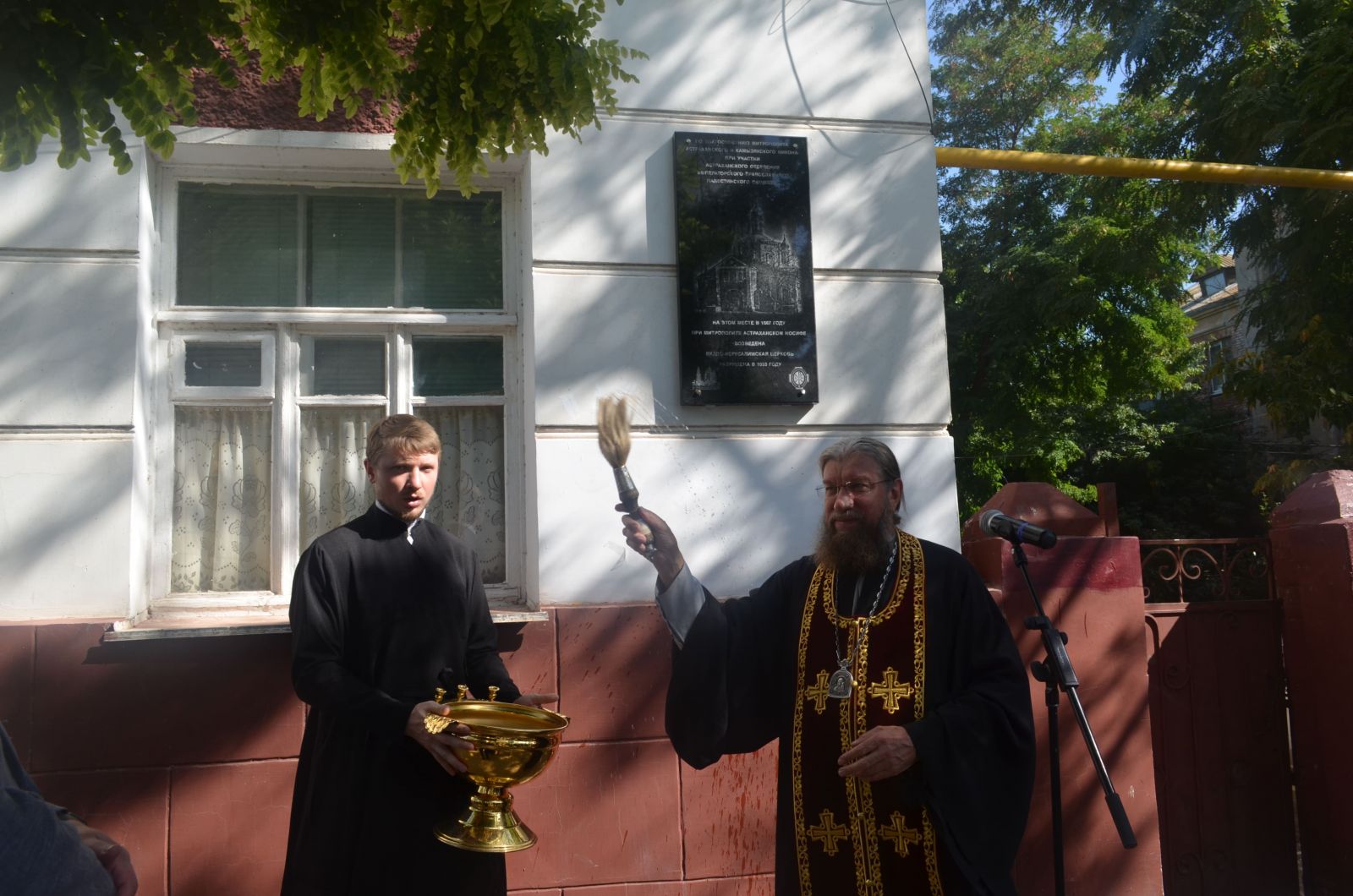 В центре Астрахани открыли мемориальную доску в честь утраченного храма