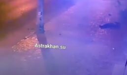 В Астрахани мотоциклист ночью врезался в столб