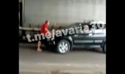 В Астрахани пьяный водитель фуры бросался под машины и блокировал проезд под мостом