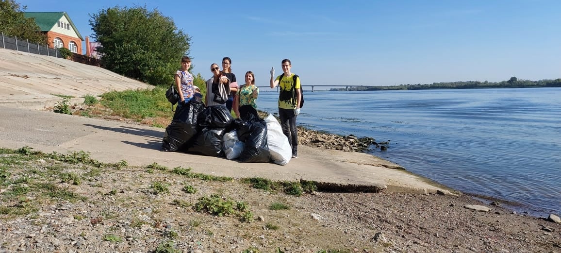 Астраханские активисты отчистили берег Волги от 10 кубометров мусора