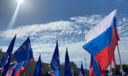 Митинг-концерт в честь референдума на Донбассе посетили порядка 6 000 астраханцев. Фоторепортаж