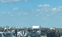 Пробка из машин на границе с Казахстаном перекрыла проезд скорой помощи и пожарным