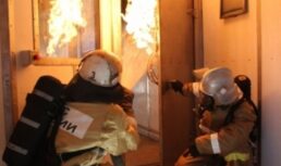 В Астрахани девять пожарных тушили две полыхающих квартиры