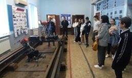 Железнодорожники показали астраханским школьникам технику и оборудование для выявления дефектных рельсов