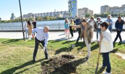 На аллее семьи в Астрахани высадили новые деревья