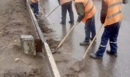 В Астрахани специалисты чистят мосты
