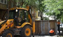 В Астрахани к концу месяца ликвидируют два крупных провала на дорогах