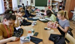Астраханские студенты и преподаватели шьют балаклавы и вяжут носки для военных