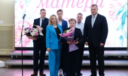 Многодетные мамы получили медали от губернатора Астраханской области