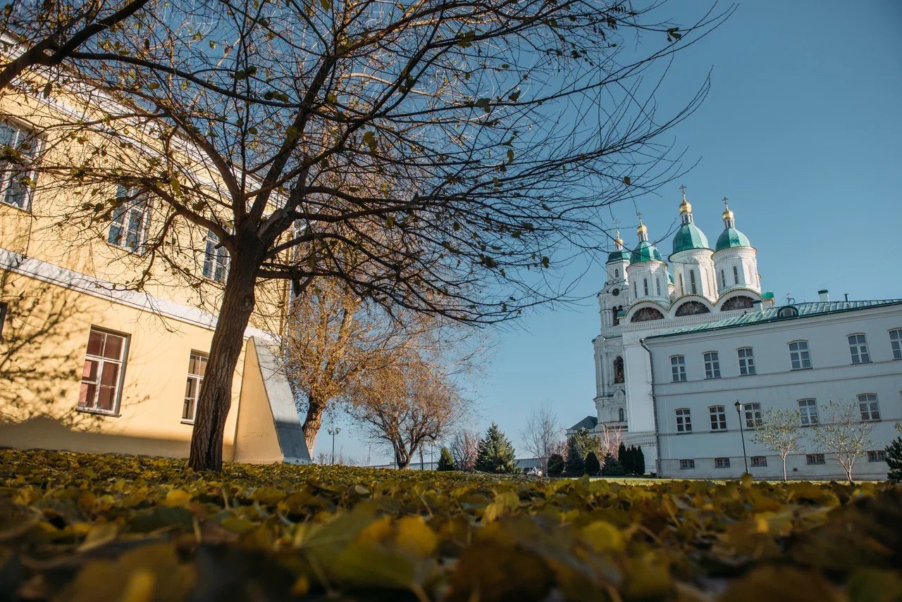 4 ноября астрахань. Астрахань осень. Астрахань осенью. Астрахань 2022 красивые места. Фото Астрахань побережье ноябрь.