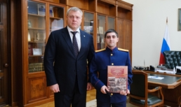 Игорь Бабушкин поздравил астраханского следователя с победой на Всероссийском конкурсе