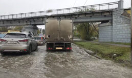 Астраханские автолюбители пожаловались на затопленные дороги в городе 