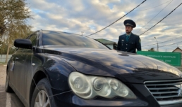 В Астрахани иностранец незаконно передал женщине престижную иномарку