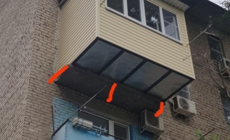 Астраханцы пожаловались на опасный балкон