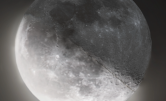 Астраханка запечатлела след от МКС на Луне