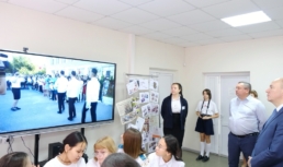 Астраханские депутаты посетили в Камызяке новые спортплощадку и школьный медиацентр