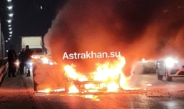 В Астрахани на мосту сгорела иномарка